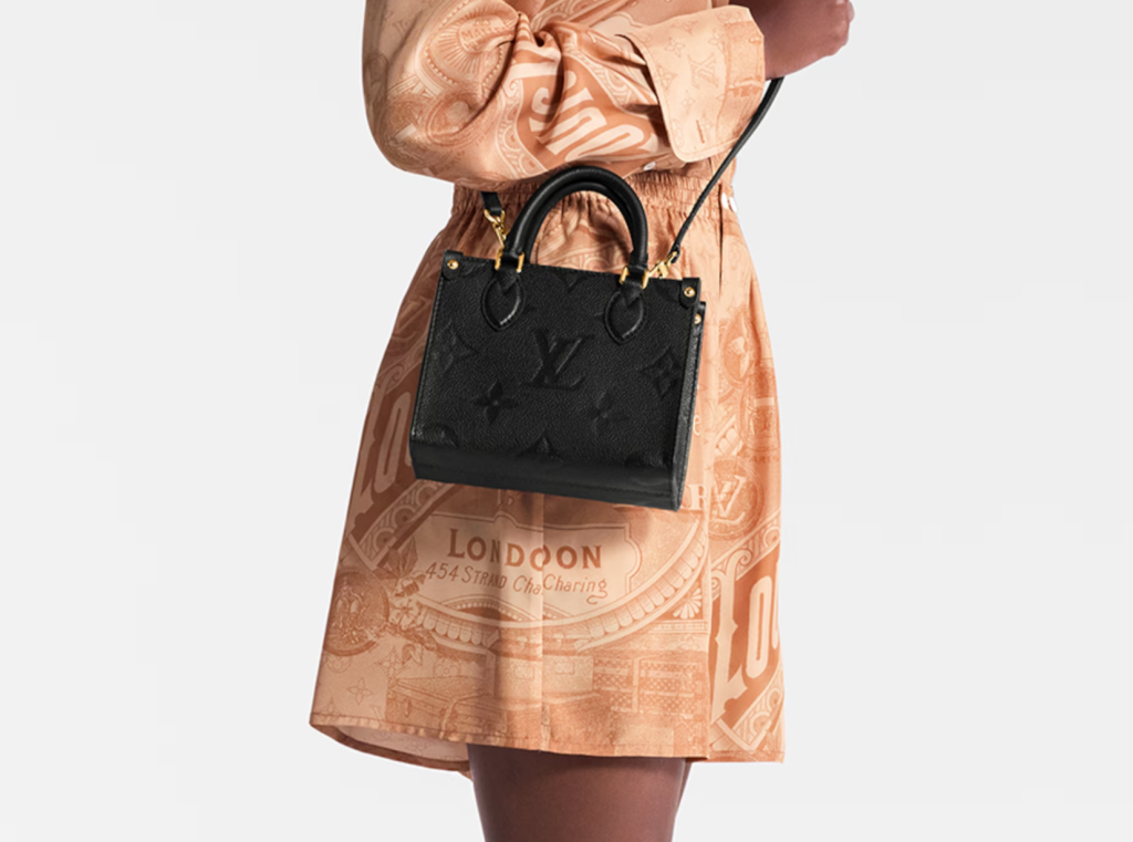  A stylish quilted leather bucket bag from the 2024 collection, featuring gold-tone hardware and a drawstring closure, perfect for adding a touch of luxury to any outfit.